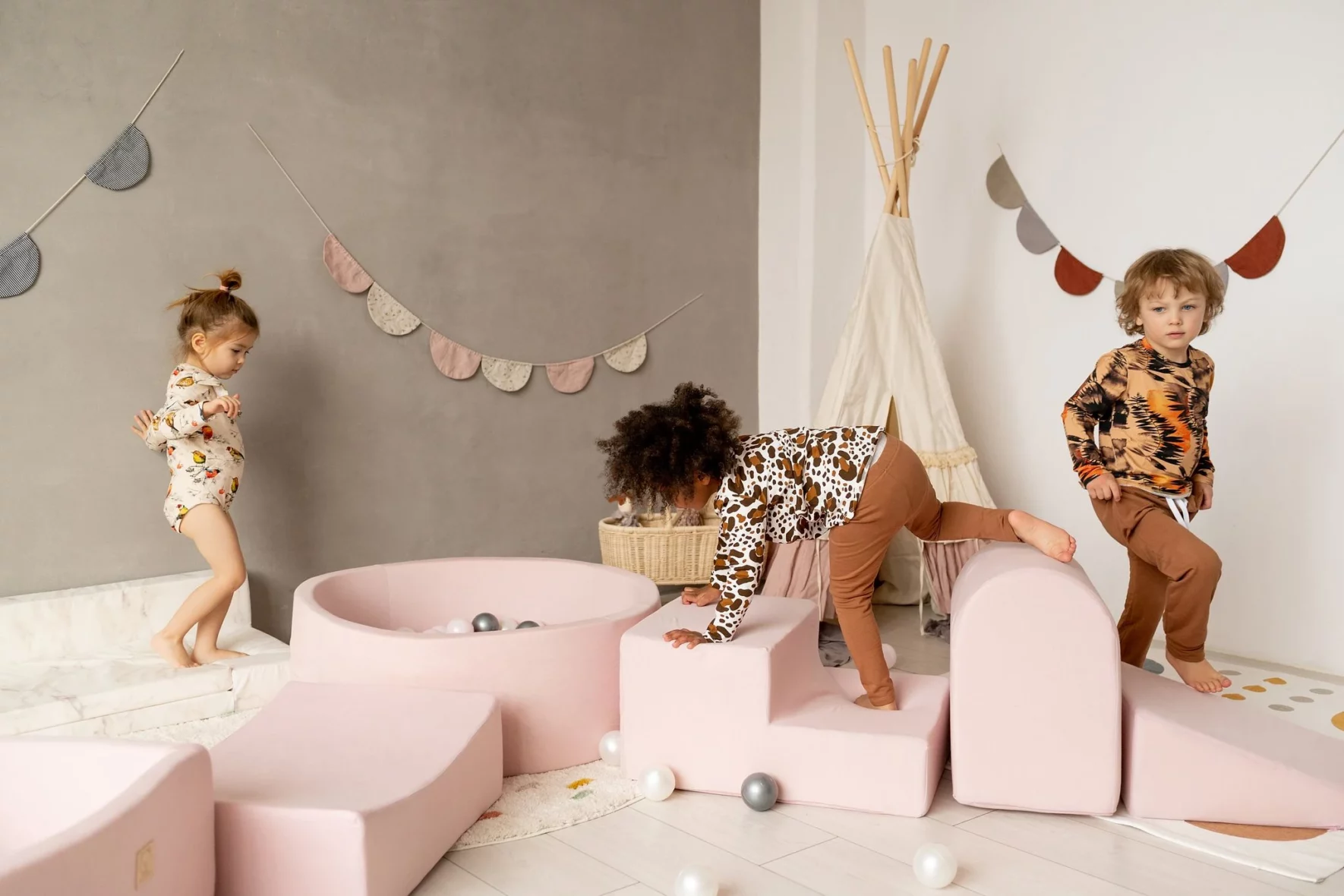 Toboggan – Parcours de Motricité Montessori en Mousse Avec Mini Piscine intégrée Rose